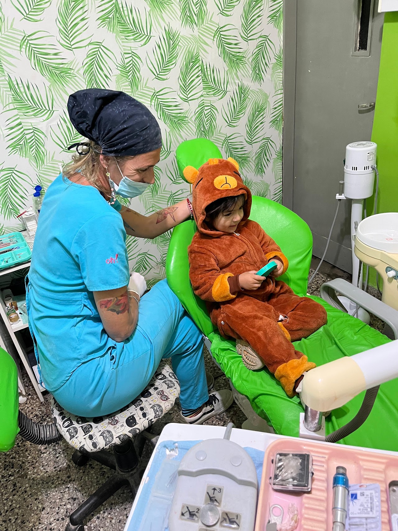 Dra. Andrea Arengo atendiendo a una paciente con calidez y tecnología moderna