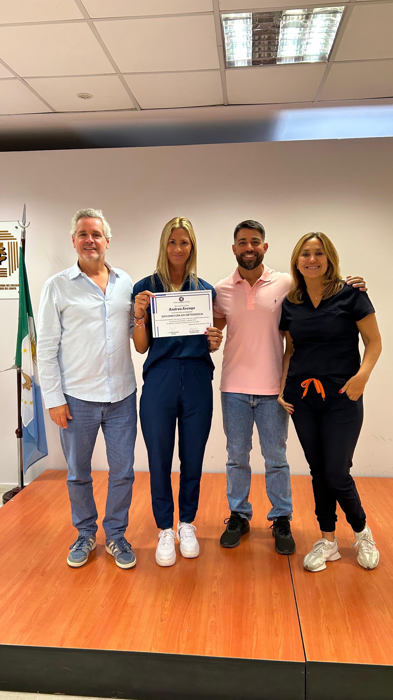 Dra. Andrea Arengo recibiendo su diploma de especialización en Ortodoncia